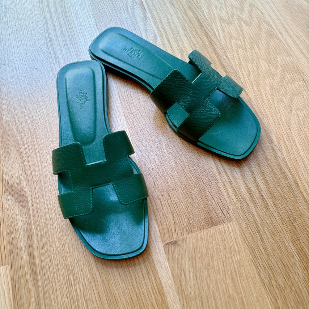EUC HERMES Oran Vert Cactus Flat Leather Sandals 39 Slides H Green 8-8.5 Hermès